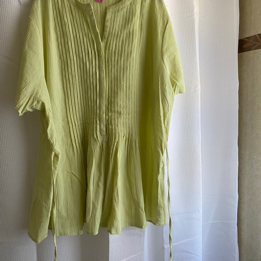 Mint green top. Tie back shirt.